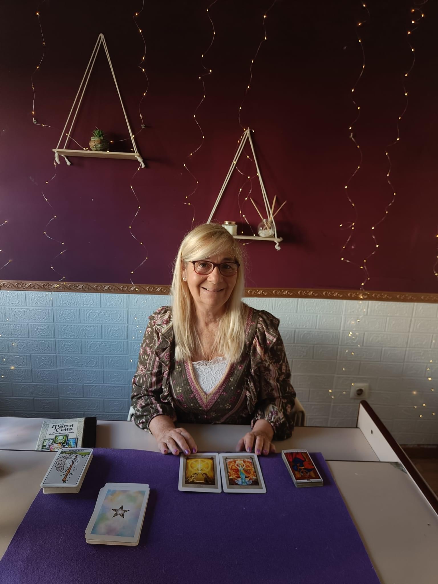 Tarotista Esther en consulta de tarot en España